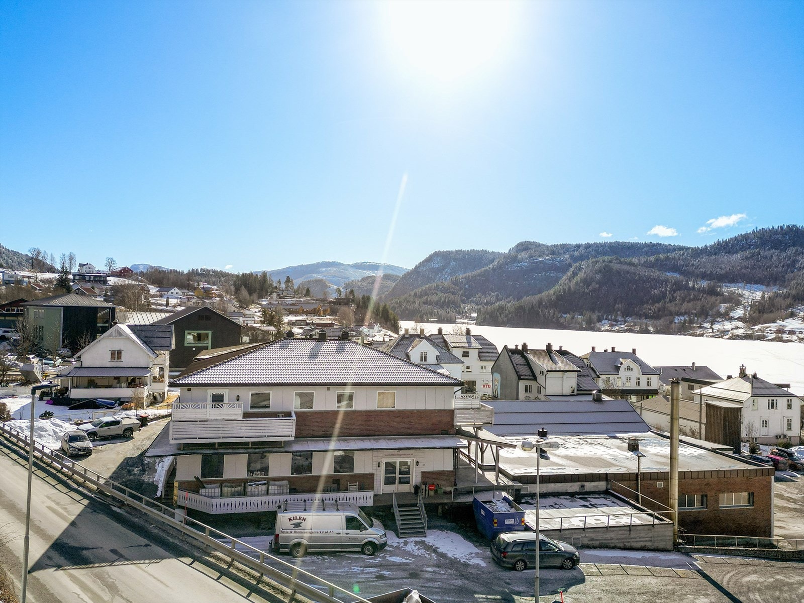 To hyggelige leiligheter og en næring/kontorseksjon selges, beliggende meget sentralt i Kviteseid sentrum med kort vei til det meste. Galleribilde