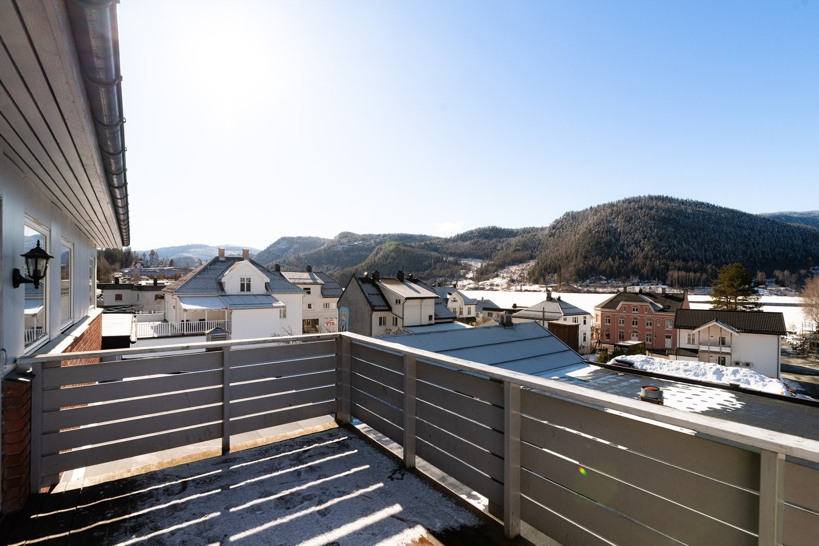Fra stuen er det utgang til en balkong med fin utsikt. Galleribilde