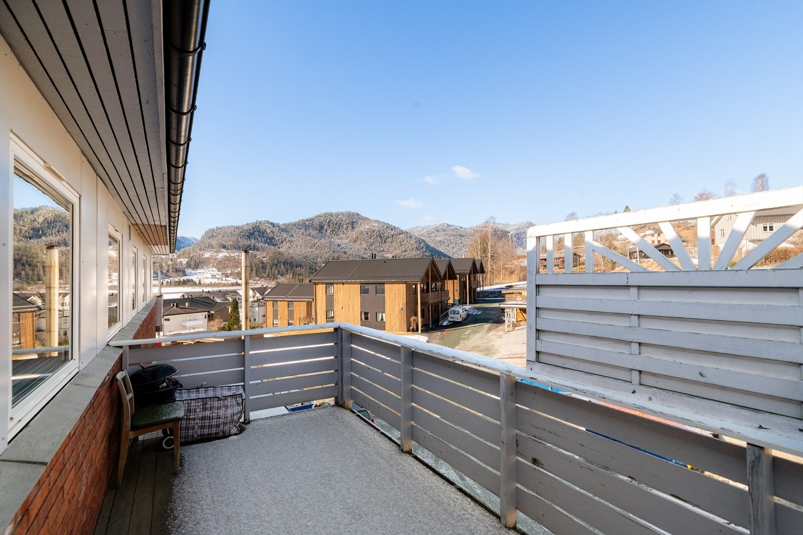 Balkongen er oppført uten at dette er søkt om og uten at eventuell nødvendig godkjennelse er gitt av kommunen. Galleribilde