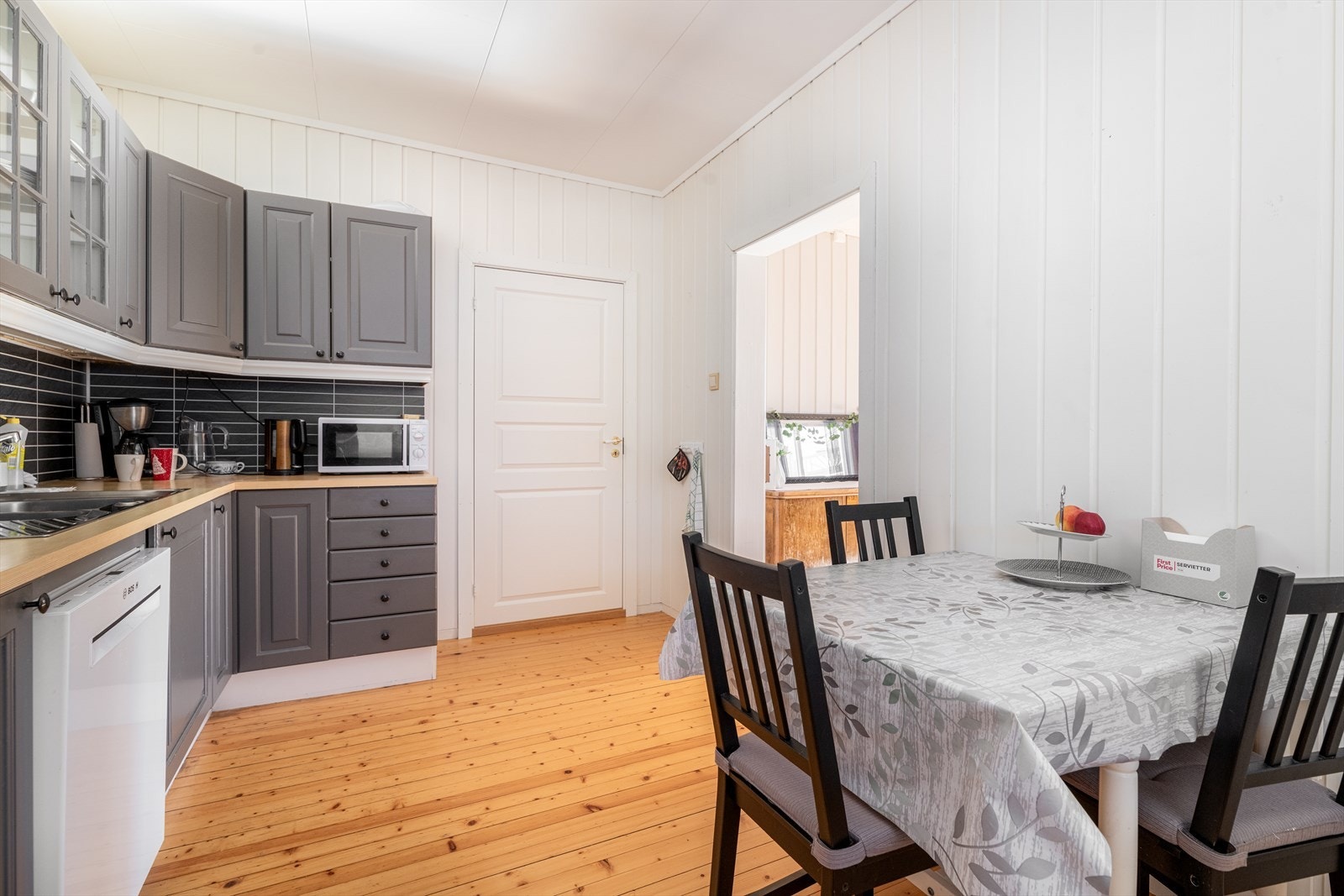 Kjøkkenet har innredning med glatte fronter og benkeplate av laminat. Over stekesone er det ventilator med avtrekk ut. Galleribilde