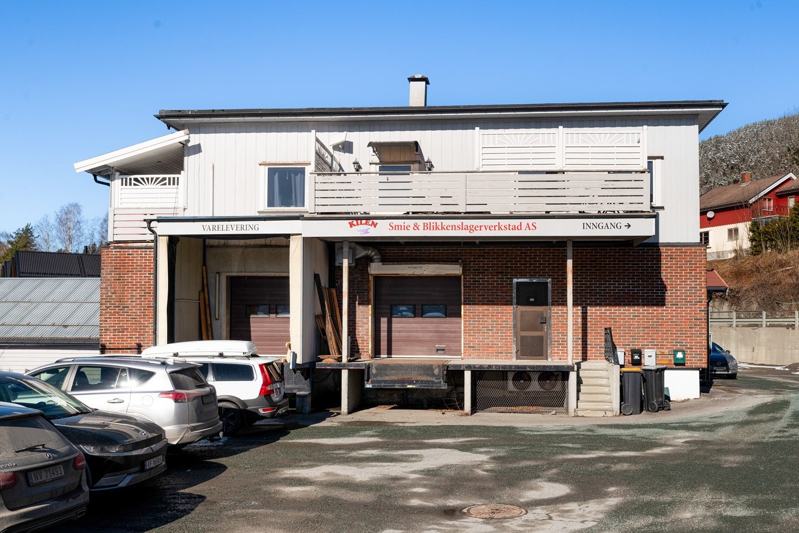 Det er næringsseksjoner i 1.etg og i underetasje hvor det i dag drives forretning/verksted. Det er i tillegg fellesarealer i kjeller og i 2.etg. Galleribilde