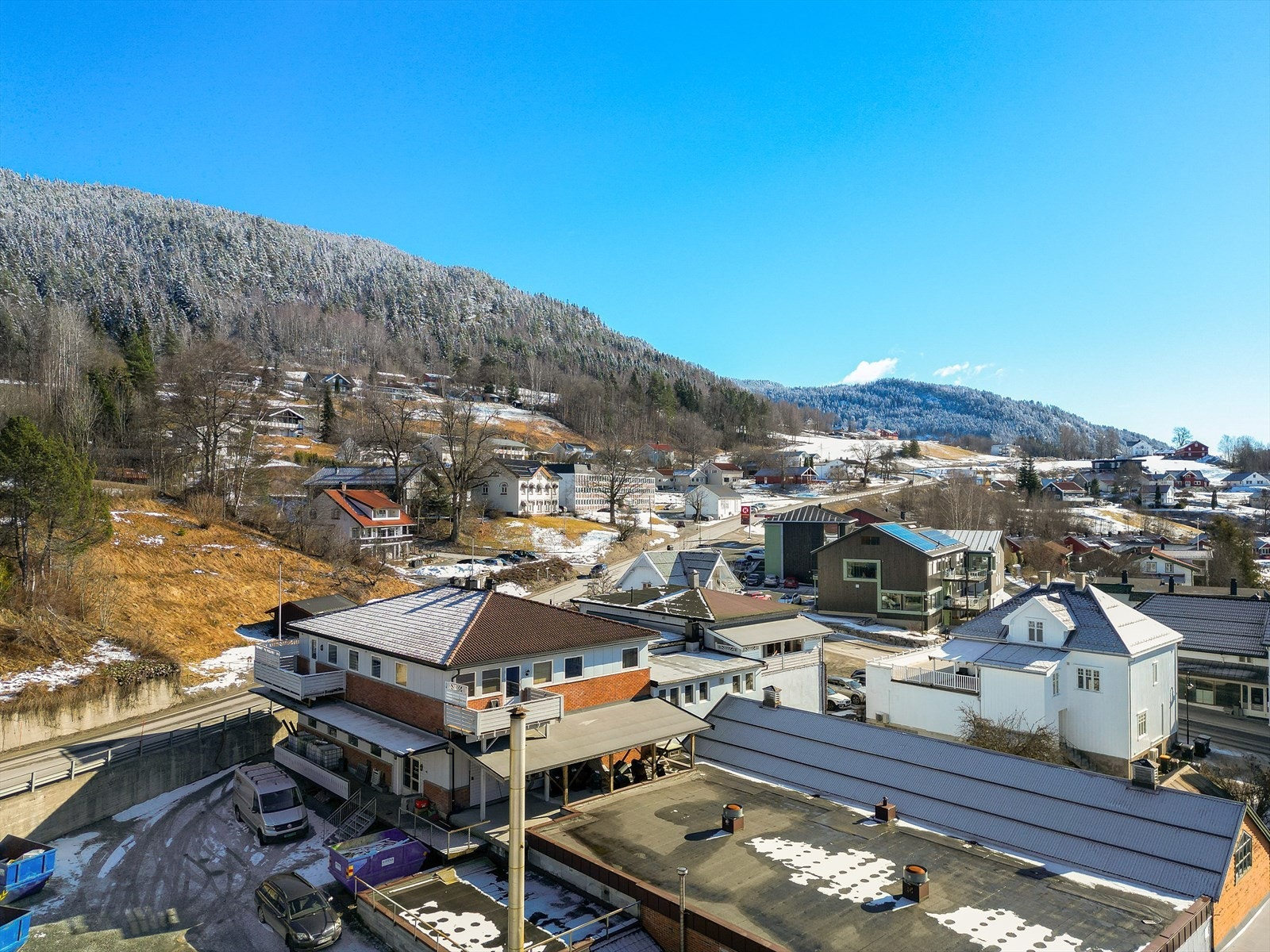 Sameiet ligger fint til i Kviteseid sentrum, med gåavstand til alle fasiliteter. Kviteseid er ei koselig liten bygd i Vest-Telemark med yrende folkeliv sommerstid da turismen er stor. Galleribilde