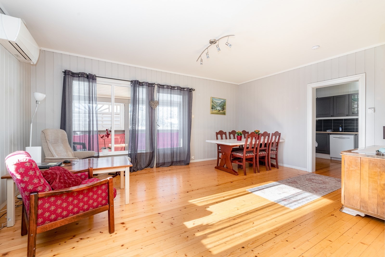 I stuen er det varmepumpe for lun varme hele året. Galleribilde