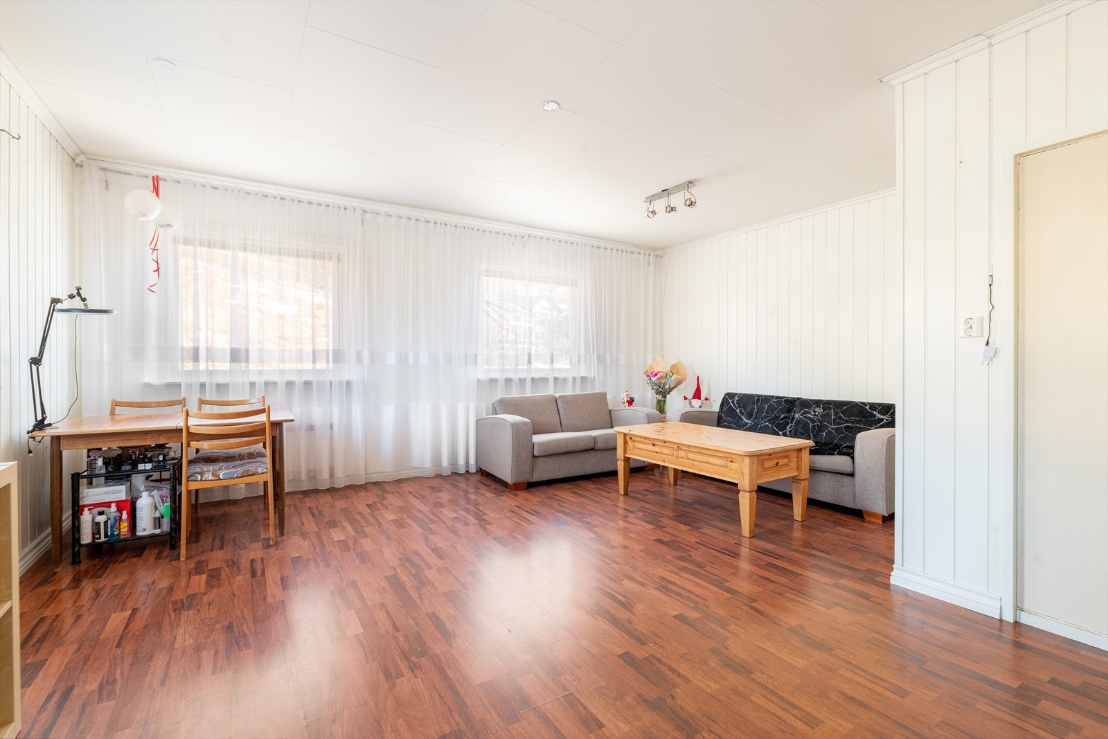 Næringsseksjon, nr 5: Denne seksjonen er en næringsseksjon (kontordel) og må eventuelt reseksjoneres før den kan tas i bruk som bolig. I tillegg er deler av seksjonen innredet og omgjort uten at dette er søkt om. Galleribilde