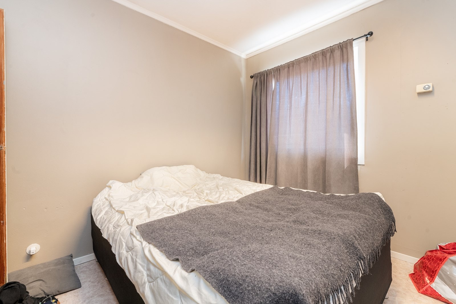 Soverommet har gulvbelegg og malte vegger. Galleribilde