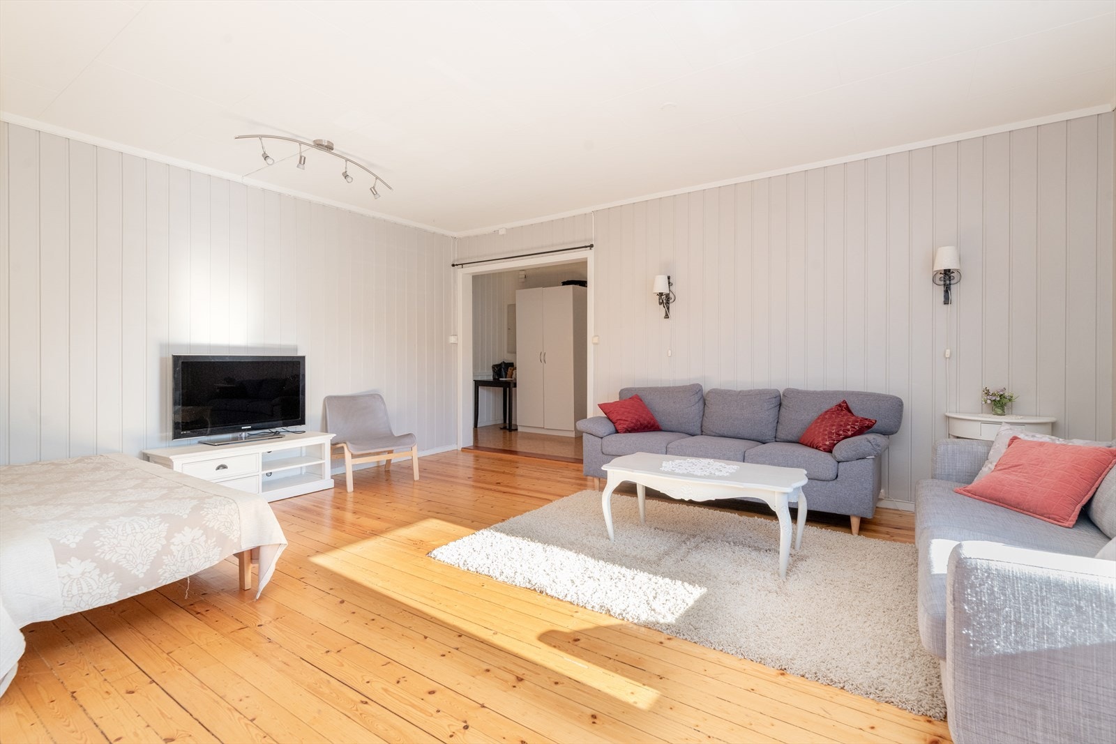 I stuen er det tregulv og malt panel på vegg. Galleribilde