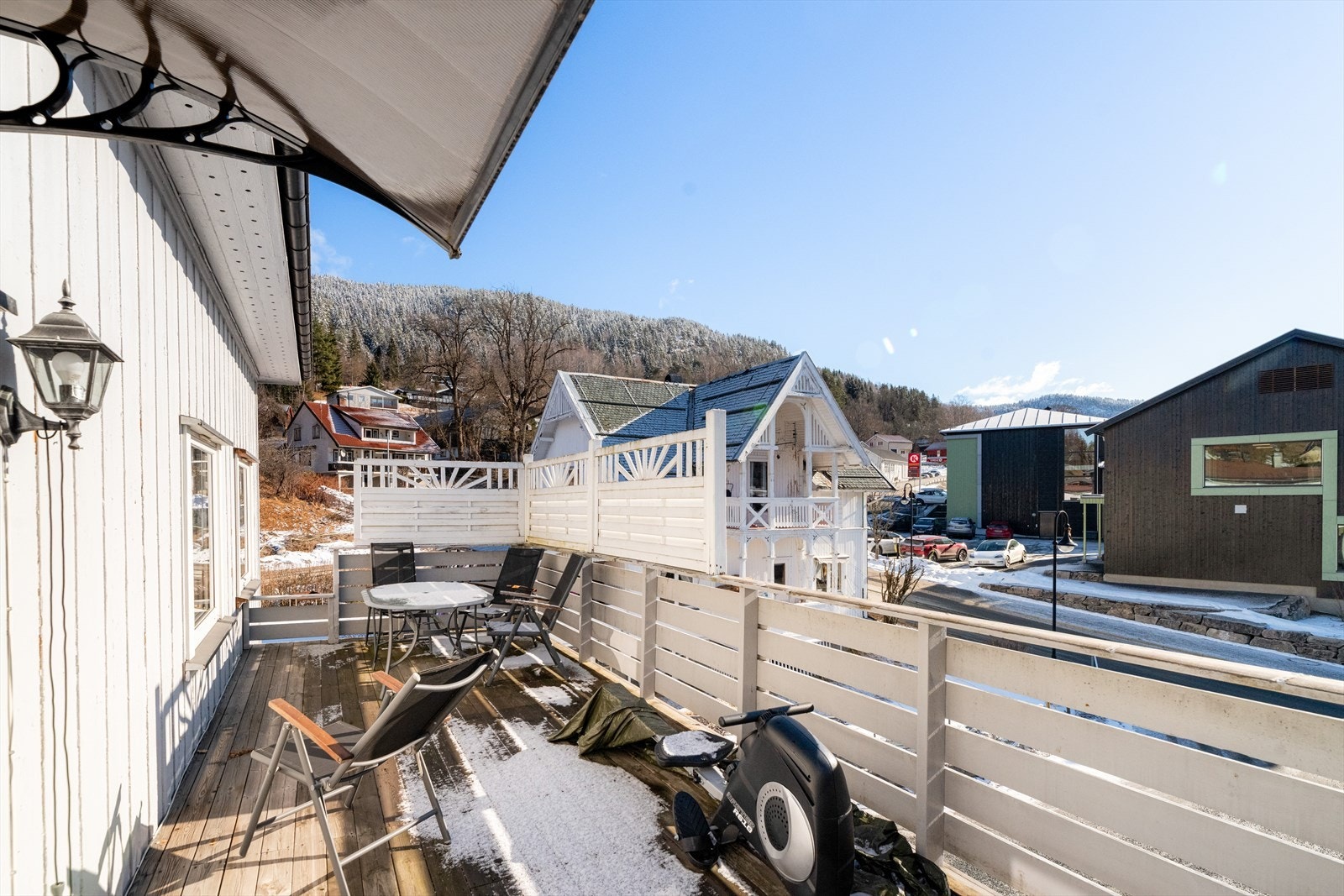 Fra stuen er det utgang til to balkonger, hvor den ene er overbygget. Galleribilde