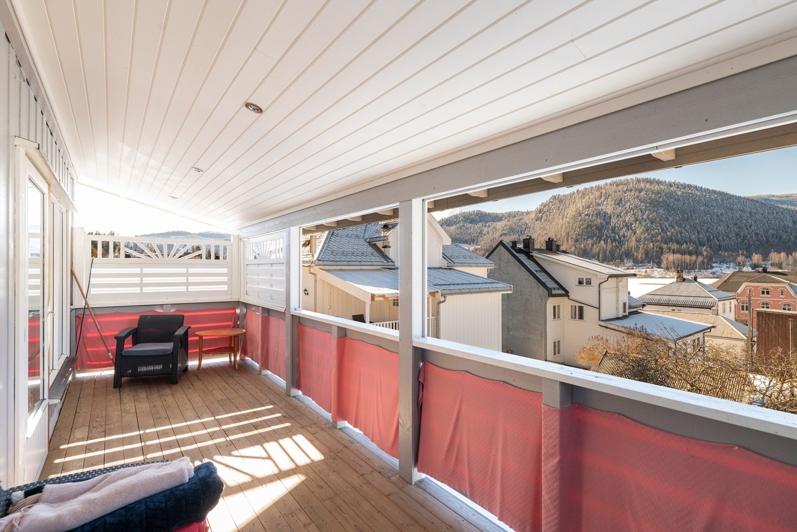 Balkongene har god plass til utemøblement, og det er hyggelig utsyn over nærområdene. Galleribilde