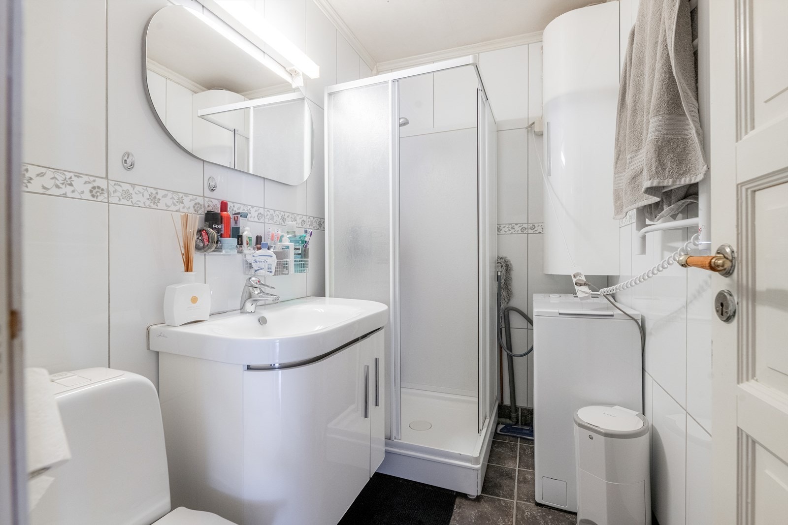 Badet er innredet med dusjkabinett, servantmøbel og toalett. Det er opplegg for vaskemaskin. Galleribilde