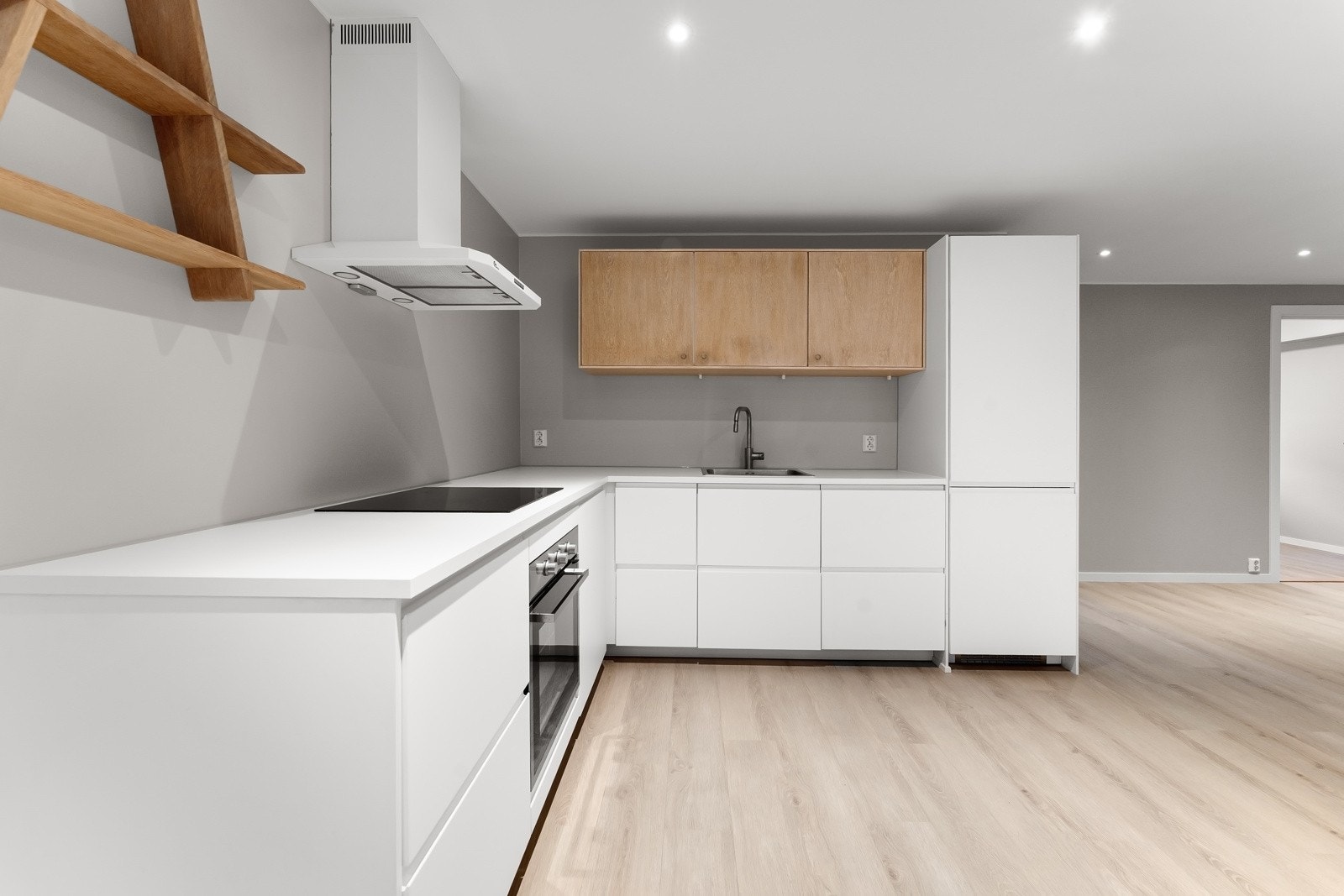 Åpent mot stuen ligger et nyere og moderne kjøkken med integrerte hvitevarer. Galleribilde