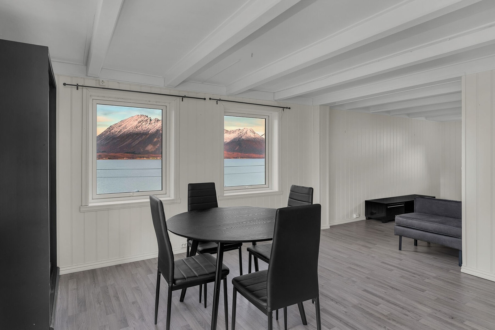 Koselig stue med nydelig utsikt mot sjø og fjell - som et maleri på veggen! Galleribilde