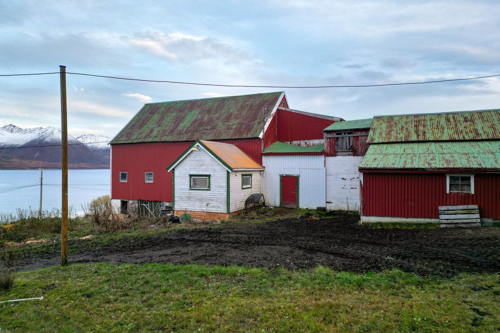 Det må påregnes betydelige kostnader for å bringe bygningen opp til dagens standard dersom den skal den benyttes i aktiv drift. Fjøs er tilbygget i flere omganger. Galleribilde