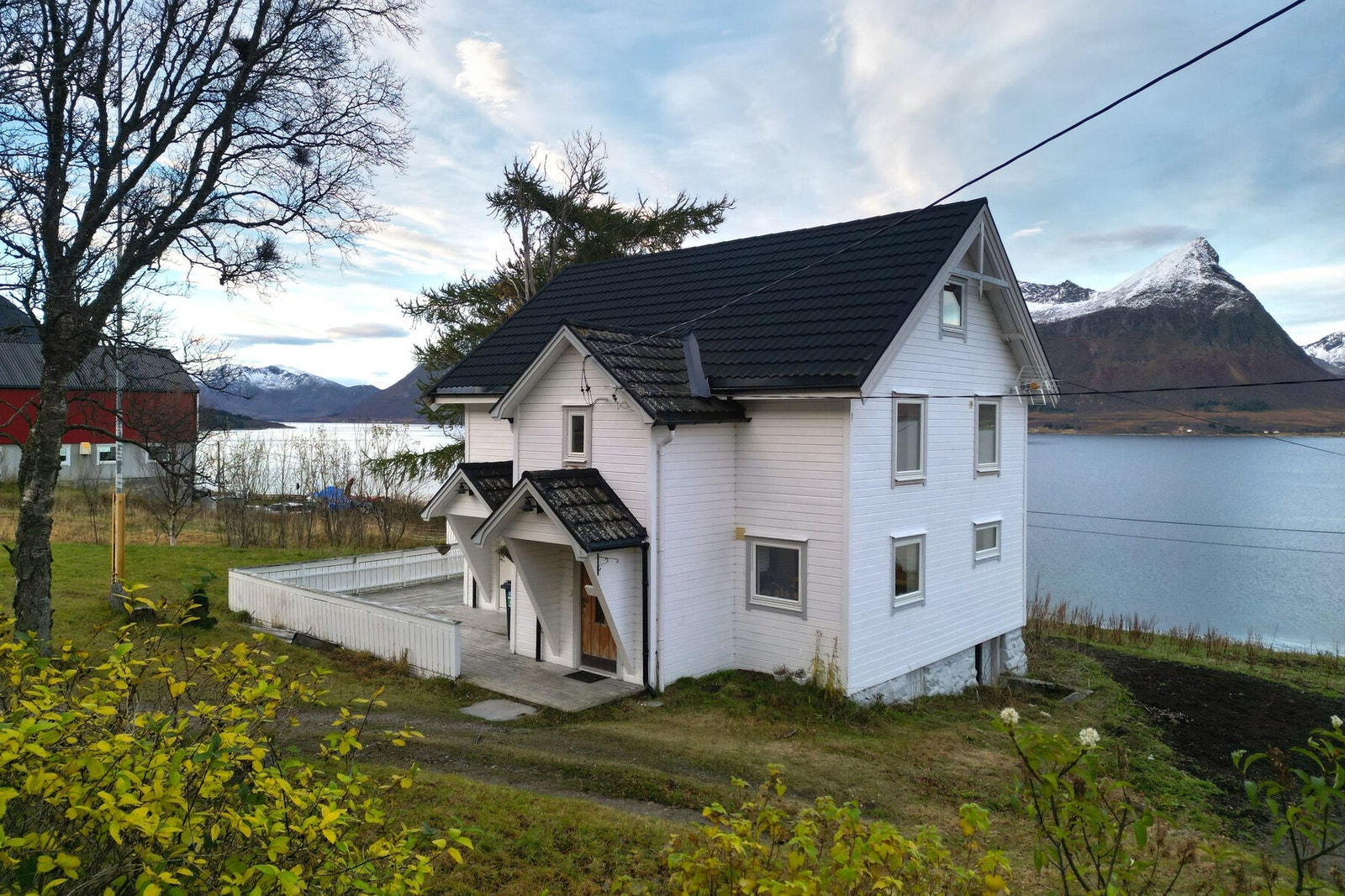 Velkommen til Austerlandet 232 - Landbrukseiendommen ligger meget fint til på Mehus i Godfjorden, omkranset av vakker natur. Her får du landlig idyll! Galleribilde