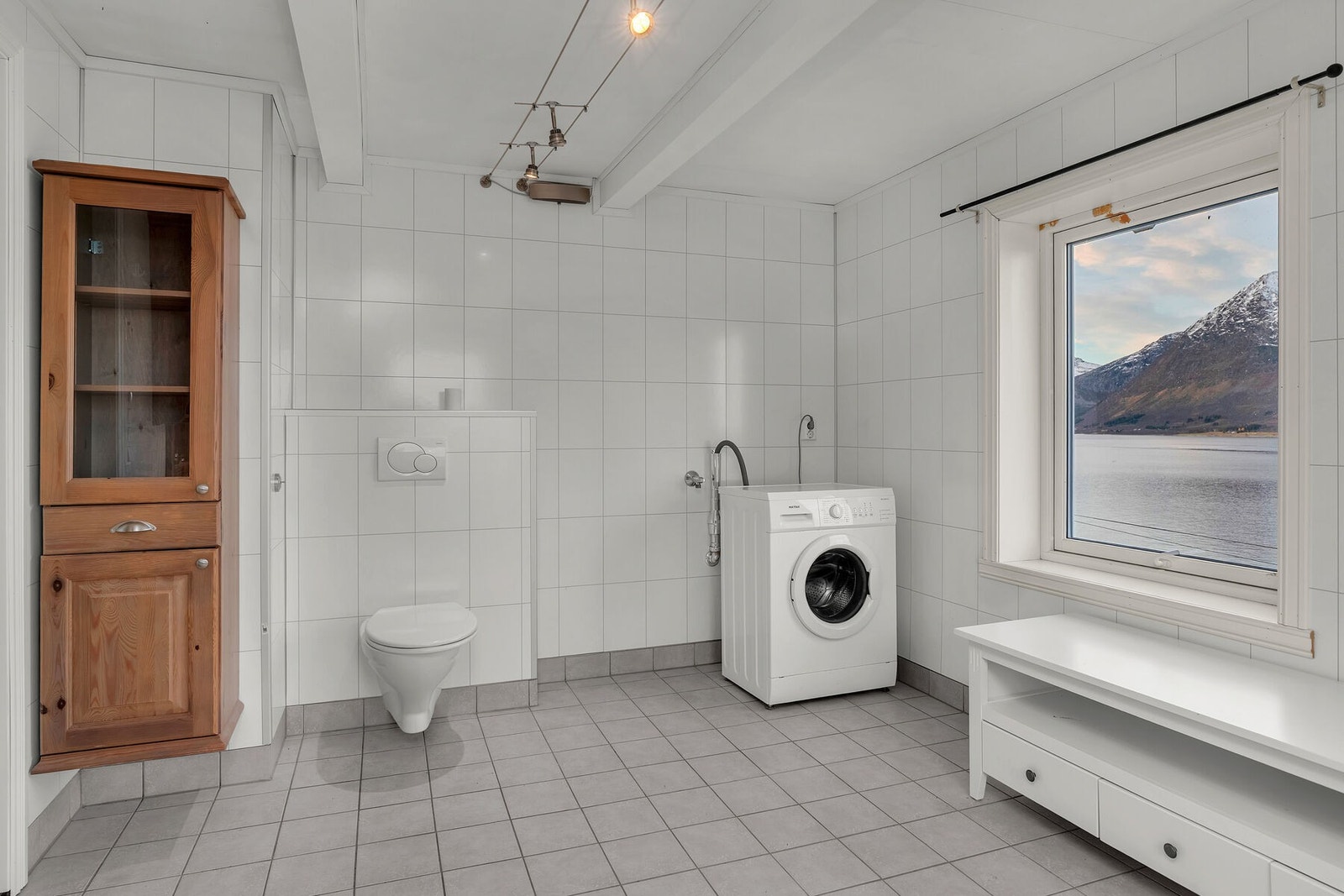 Meget romslig bad/vaskerom fra 2010. Galleribilde