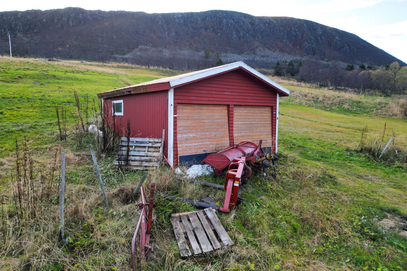 Det er også garasje på eiendommen med to garasjeporter. Galleribilde