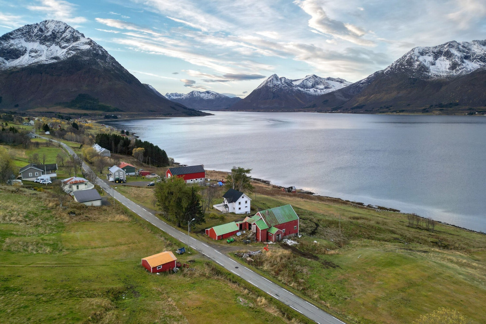 Mulighet for båtplass i småbåthavn, ved ledig kapasitet. I tillegg til den bebygde eiendommen, medfølger det en ekstra ubebygd matrikkel som ligger i Gunnesdal. Galleribilde