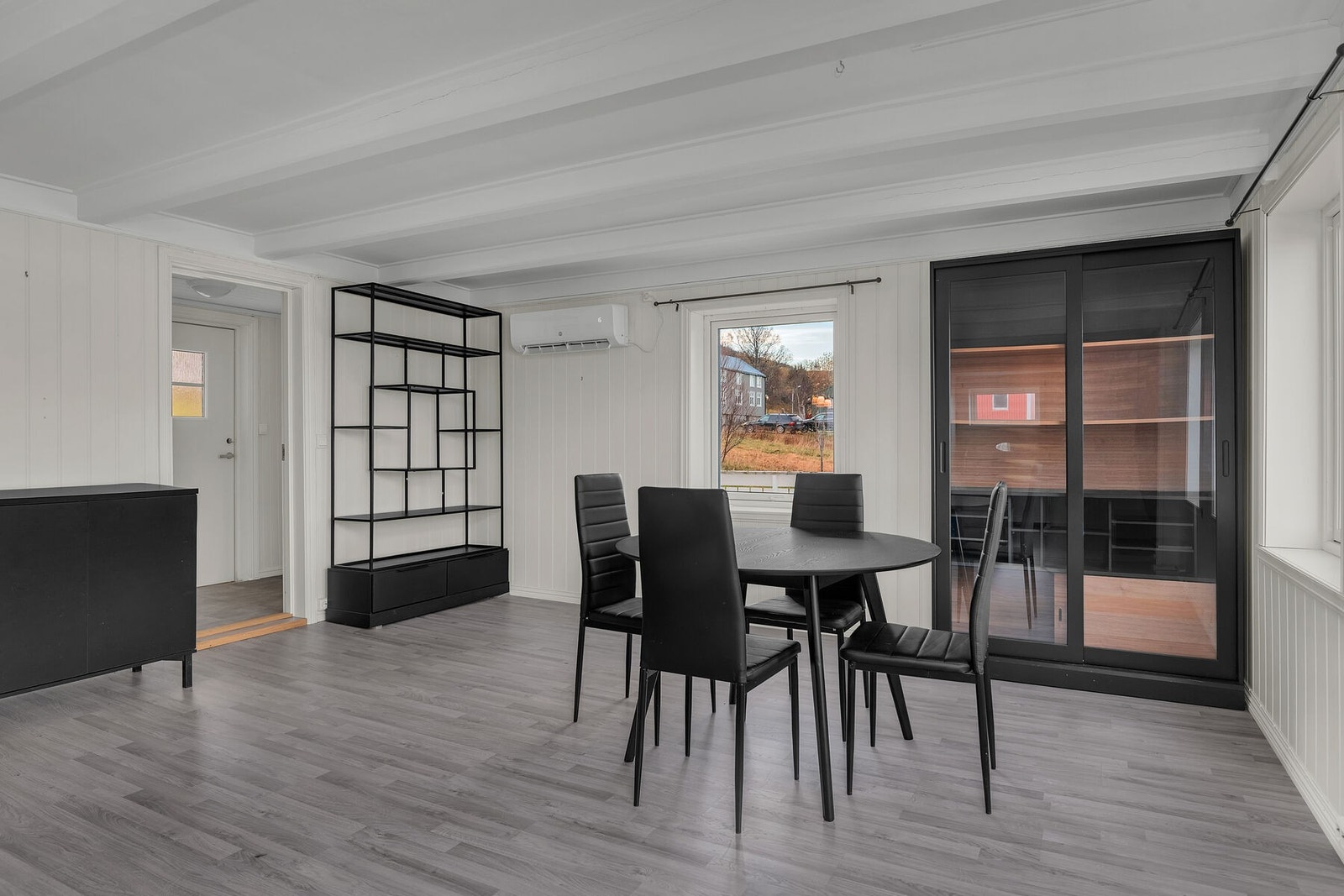 God plass til både spisestue og sofakrok. Boligen oppvarmes med varmepumpe fra 2023 og for øvrig elektrisitet. Galleribilde