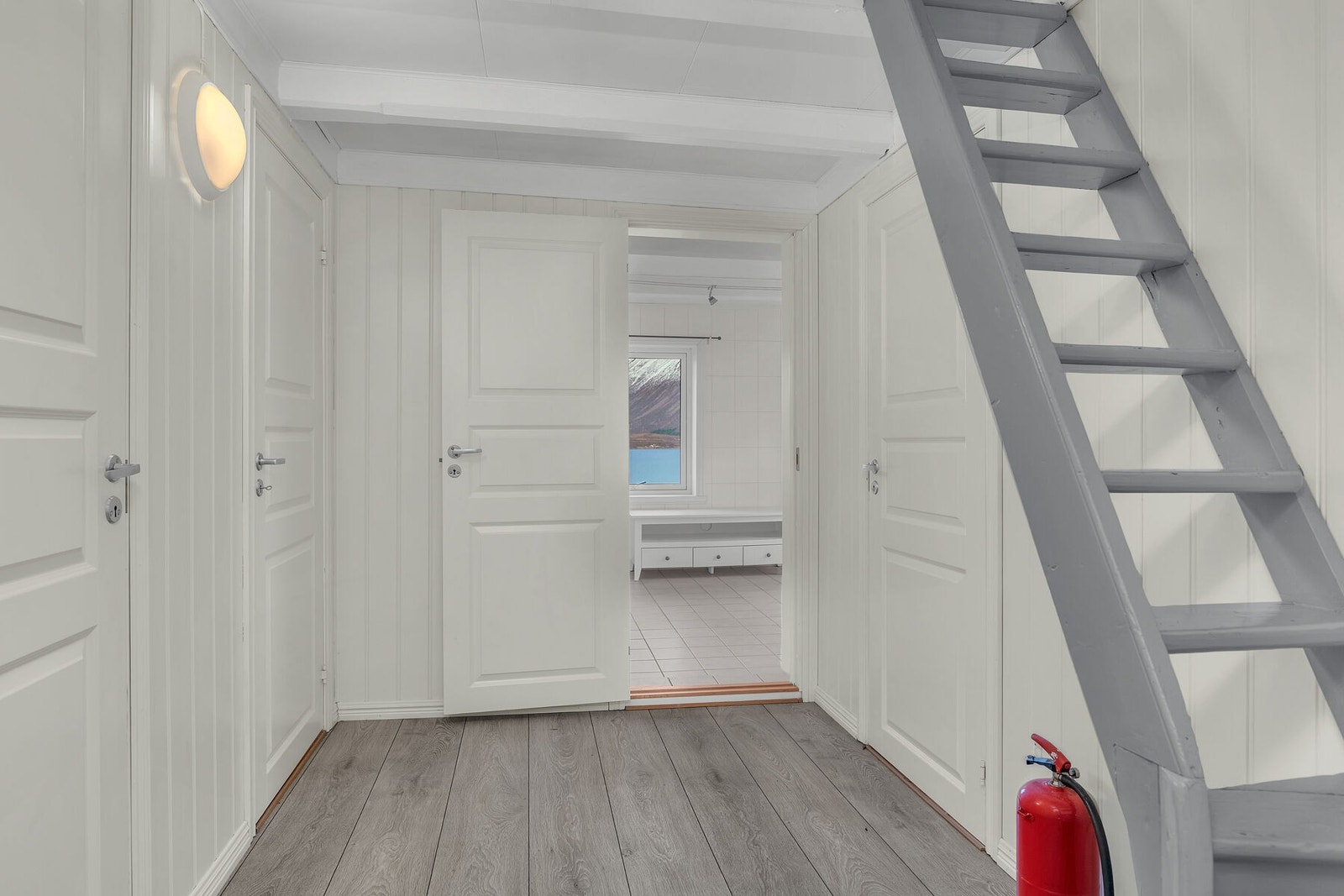 Gangen leder til boligens tre soverom samt bad/vaskerom. Galleribilde