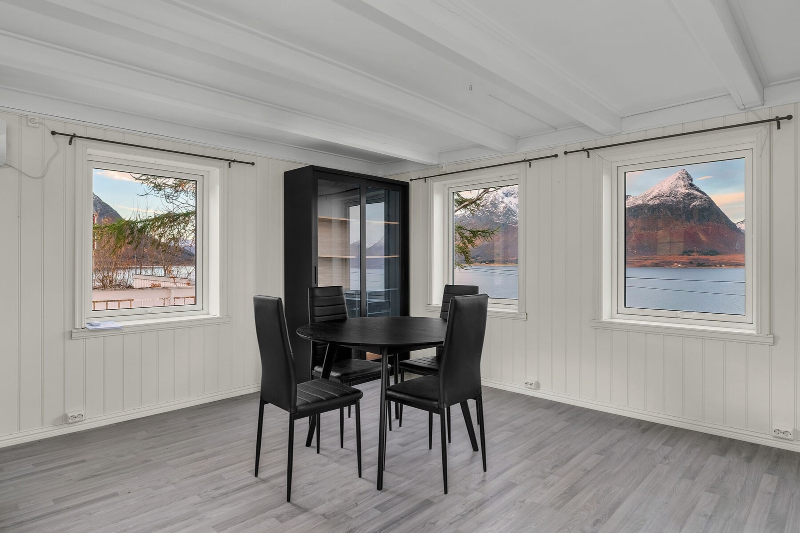 Eventyrlig utsikt fra flere kanter. Galleribilde