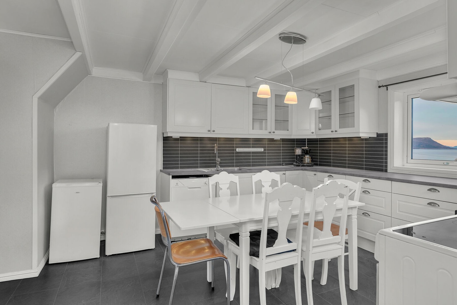 Fra entré kommer du videre inn til kjøkkenet, hvor det er plass til en spisegruppe. Galleribilde