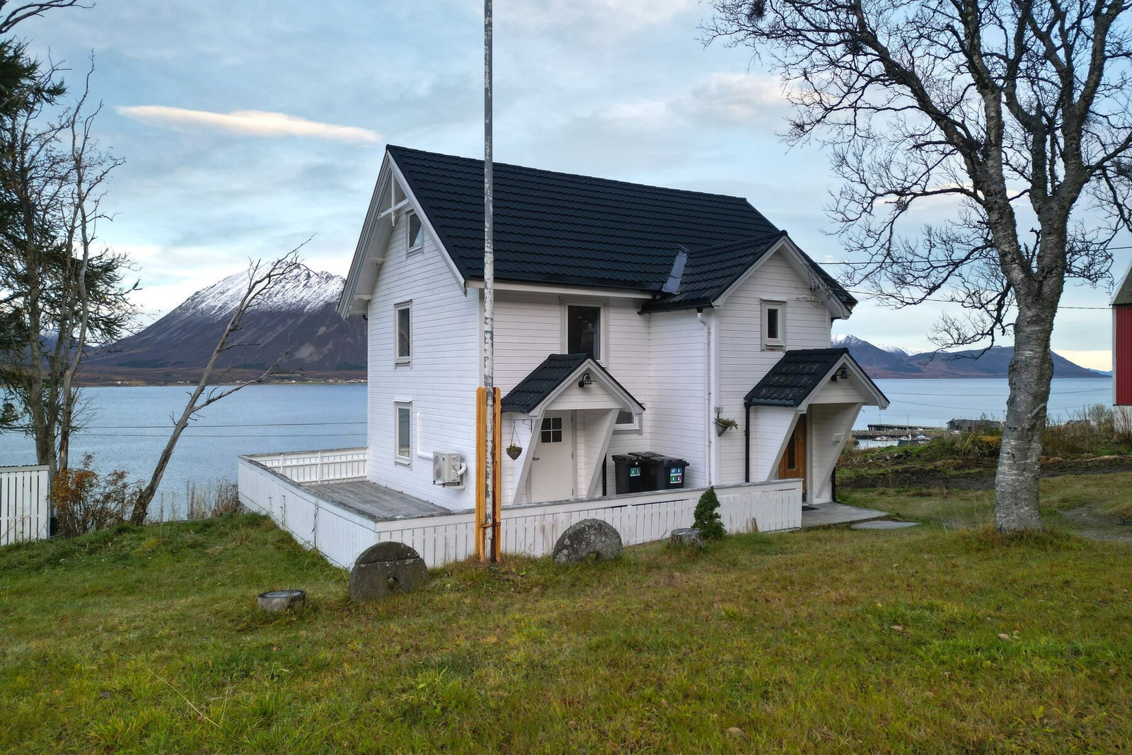 Eiendommen består bl.a. av fulldyrka jord, overflatedyrka jord, innmarksbeite, produktiv skog og annet markslag. Kjøp av eiendommen er konsesjonspliktig, og det er driveplikt. Galleribilde