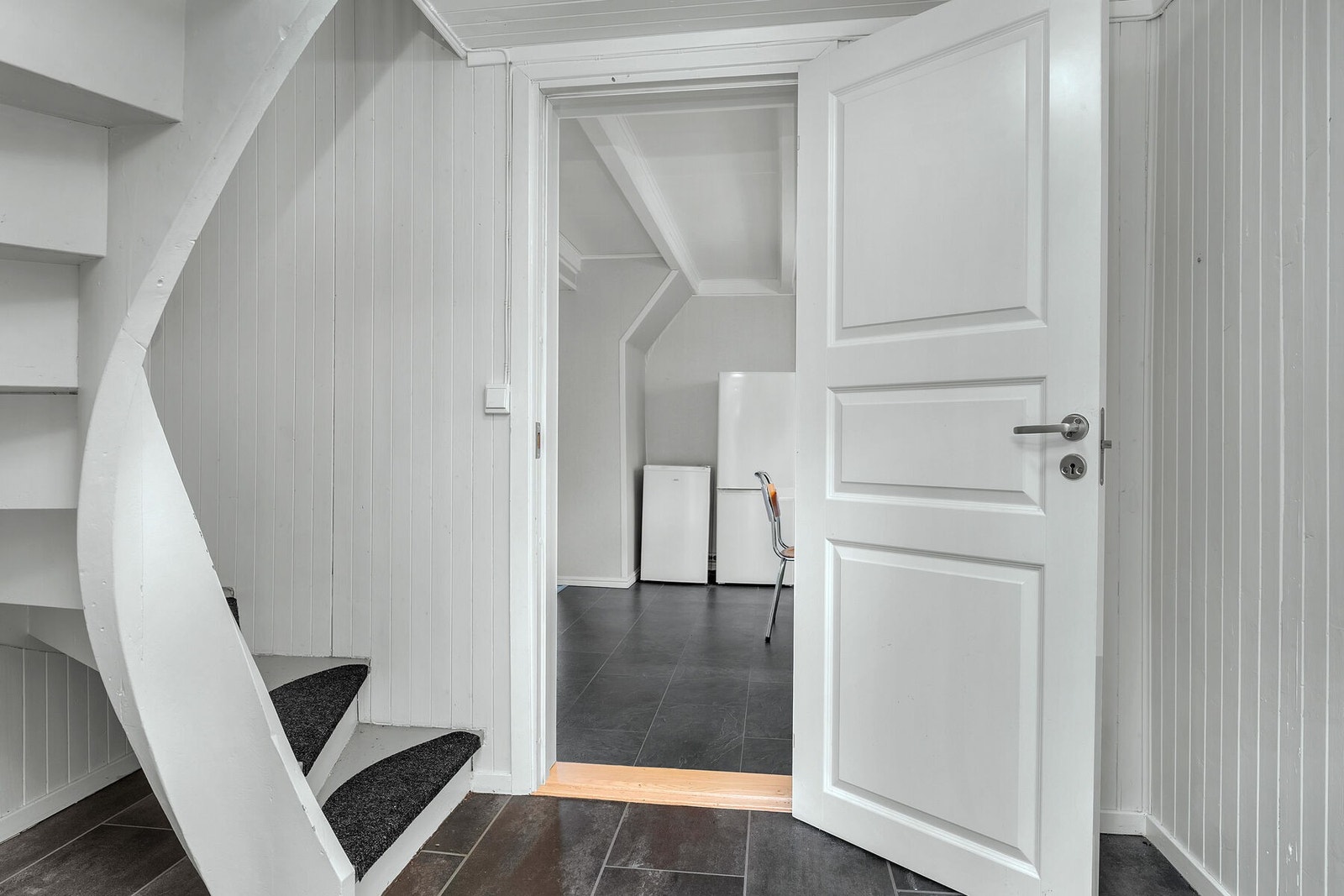 Entré med trapp til 2. etasje. Galleribilde