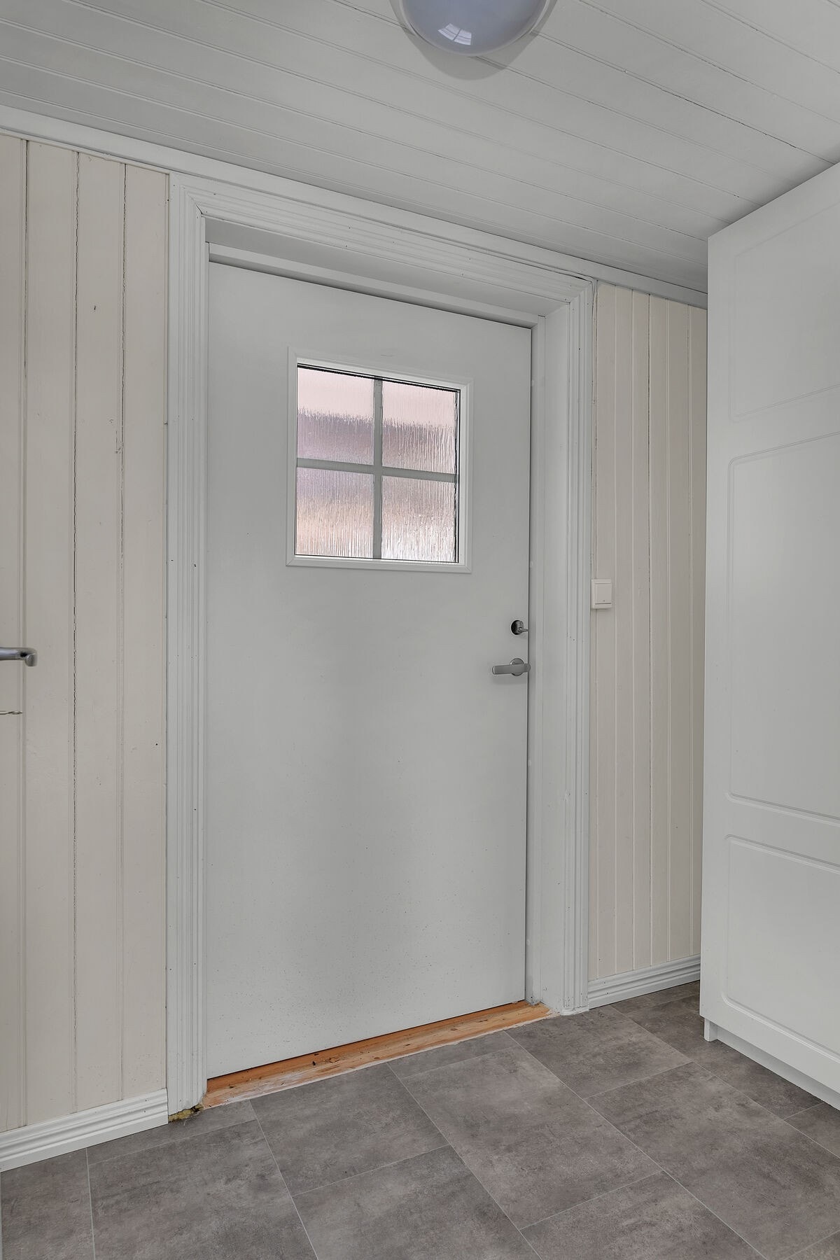 Bi-inngang ved stue. Galleribilde