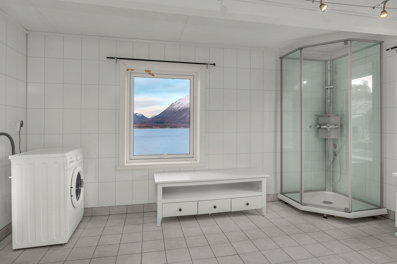 Den vakre utsikten får du også på badet. Galleribilde