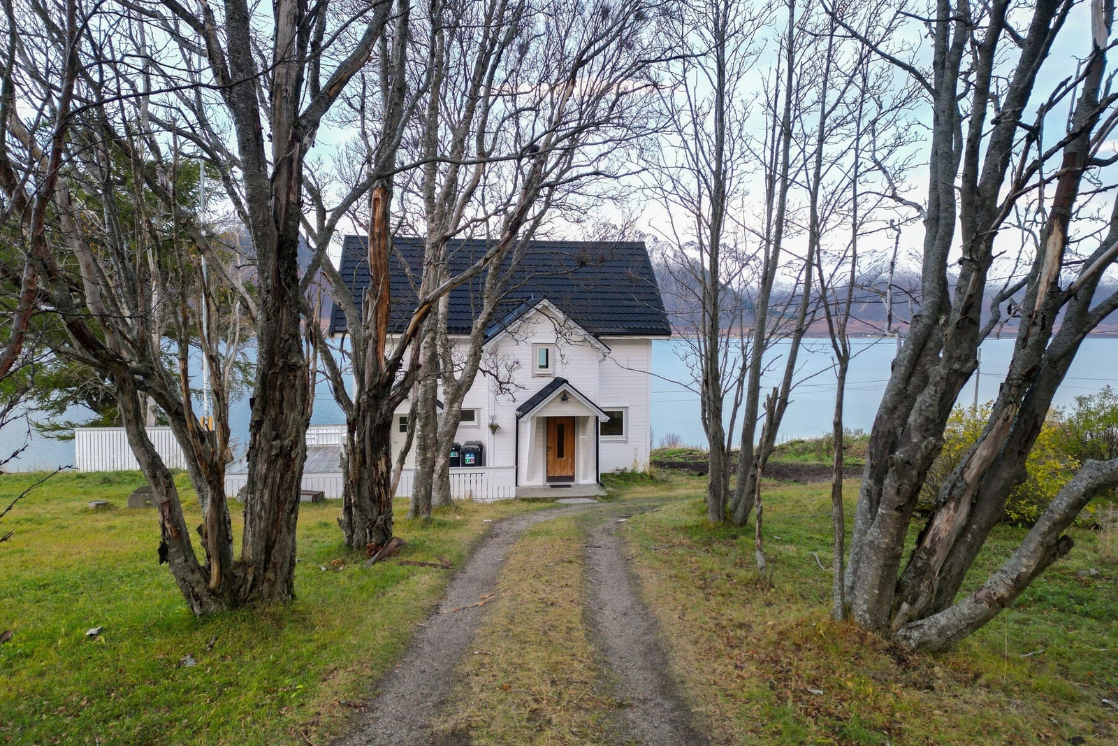 Stor landbrukseiendom på til sammen 493 mål med strandlinje, velholdt enebolig, garasje, fjøs og naust. Foto: Lunde Images AS Galleribilde