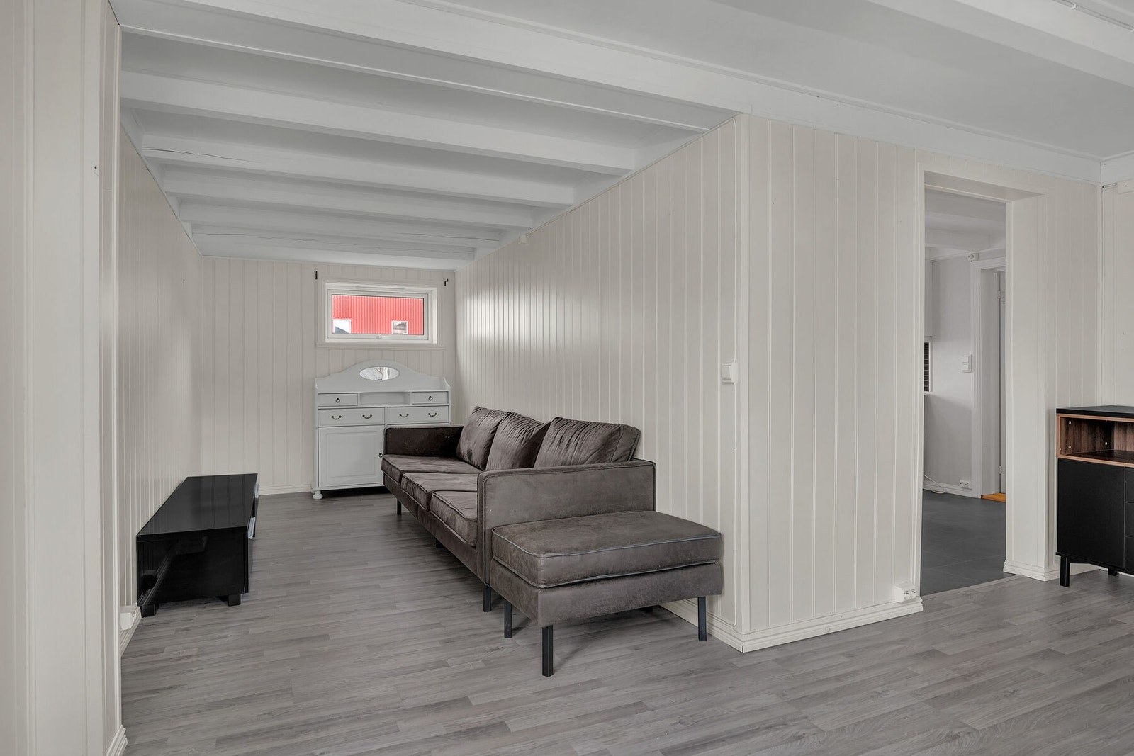 Stuen har lyse og tidsriktige overflater, og bjelkene i taket skaper et sjarmerende preg. Galleribilde