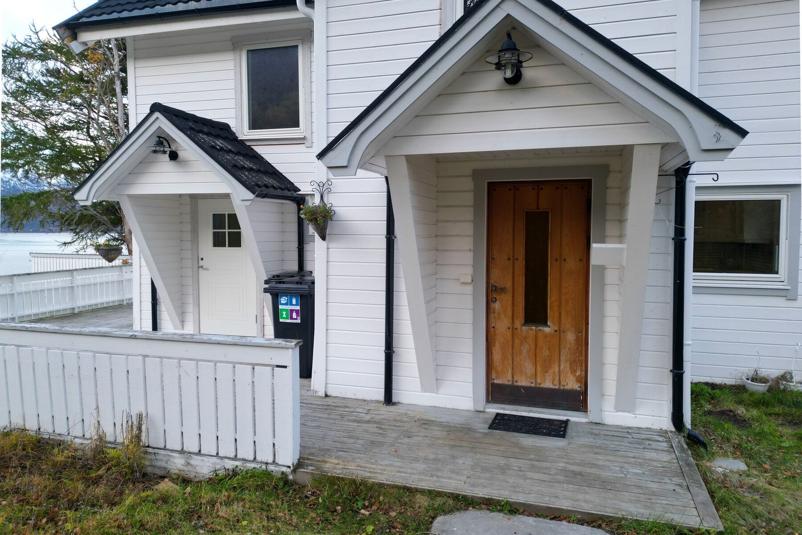 Boligen fra 1908 er godt ivaretatt opp gjennom årene, og fremstår med generelt normal standard. Velkommen hit! Galleribilde