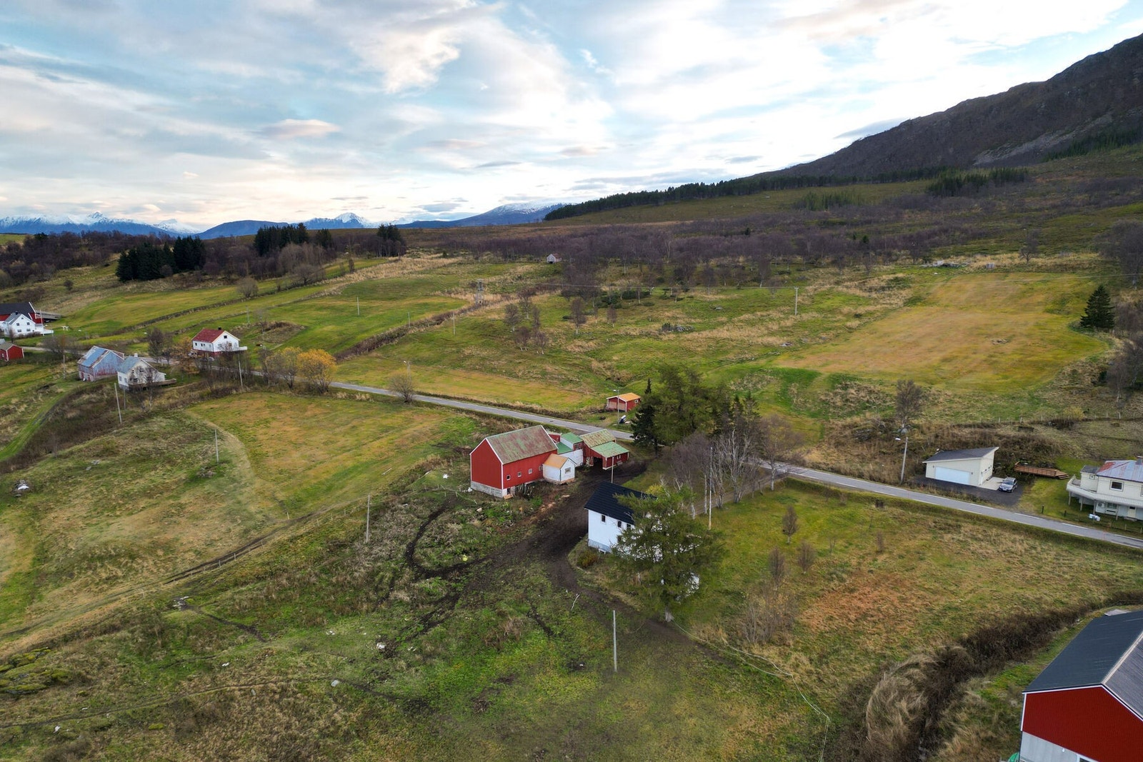 Fra eiendommen er det ca. 22 km til Holmen barnehage, ca. 25 km til bl.a. Maurnes skole og ca. 30 km til kommunesenteret Sortland hvor du finner det meste av fasiliteter. Galleribilde