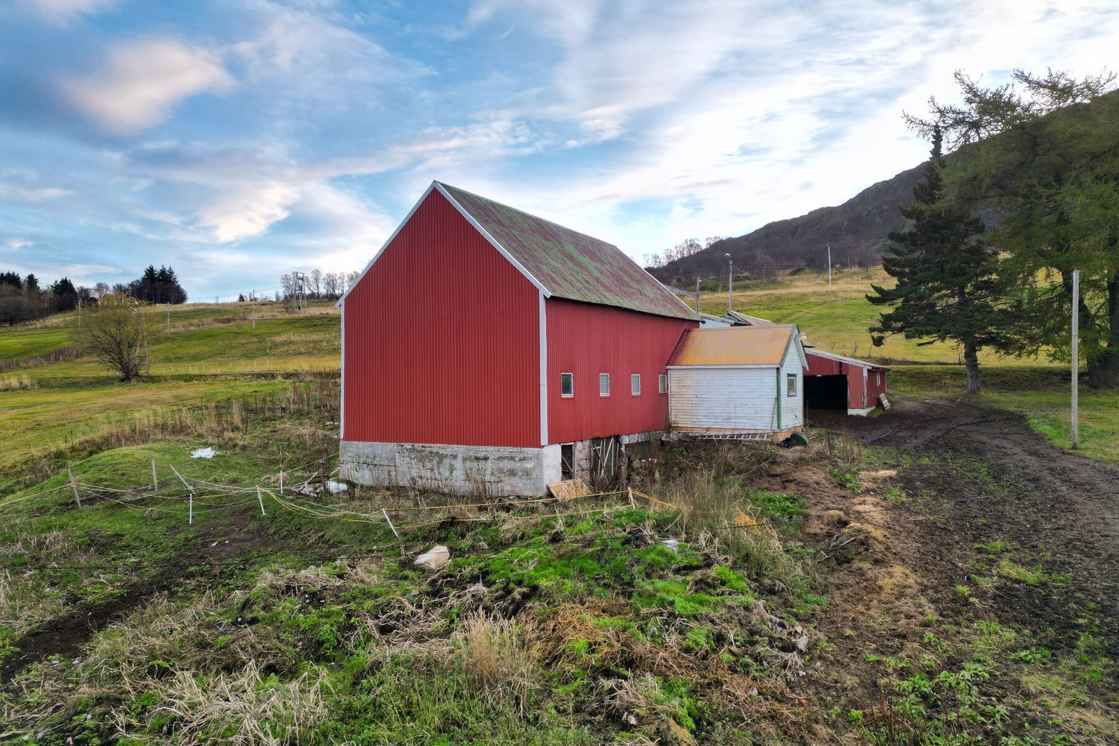 Eldre fjøs som var benyttet som sauefjøs frem til 2022, og deretter har vært benyttet til hester. Galleribilde