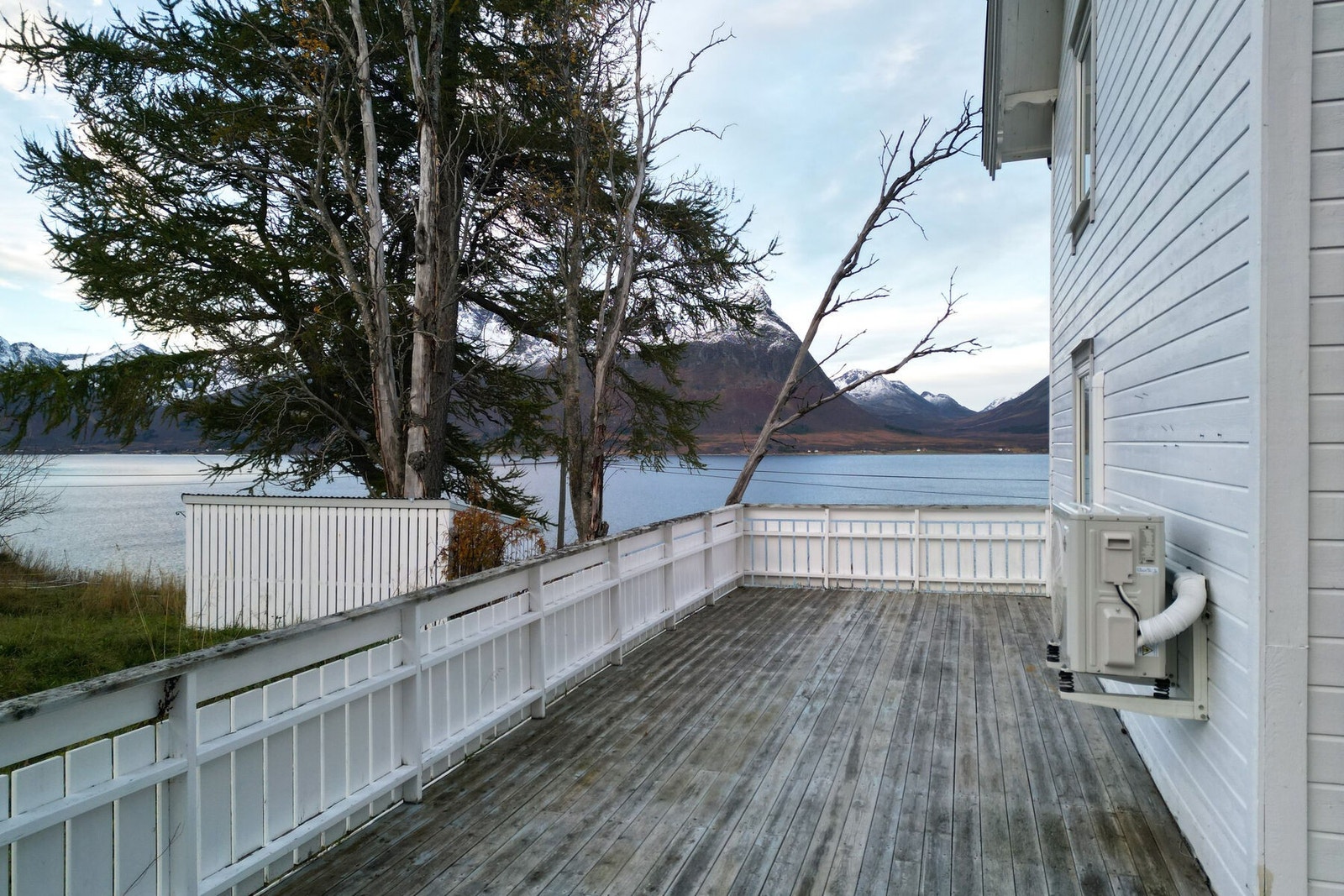 Sørvendt terrasse som lar deg nyte sol, utsikt og de flotte omgivelsene. Galleribilde