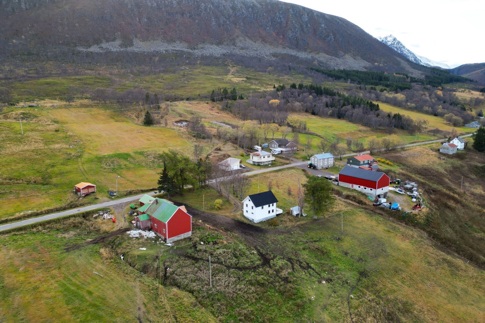 Den ubebygde eiendommen ligger i Gunnesdal. Galleribilde