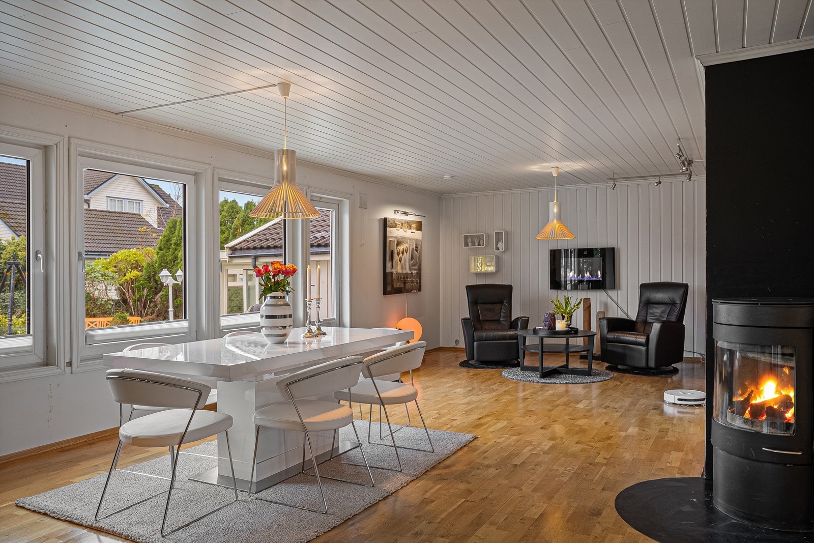 Stue med utgang til hage Galleribilde