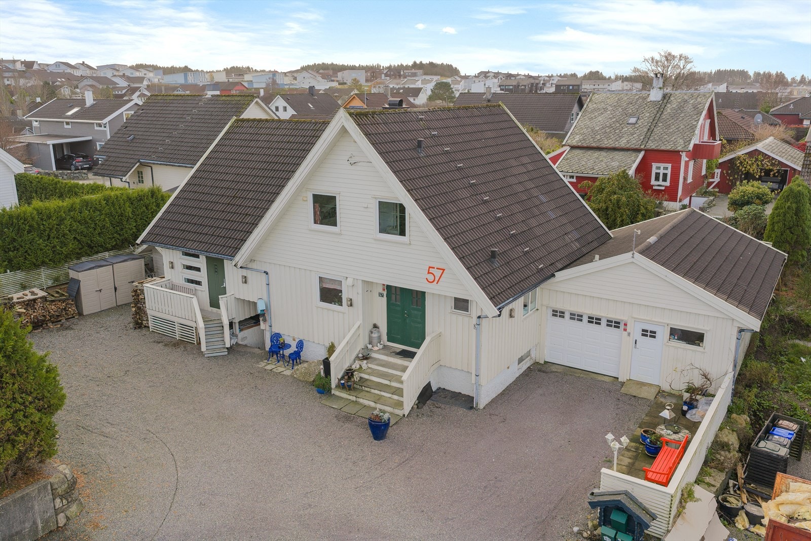 Innholdsrik enebolig med garasje Galleribilde