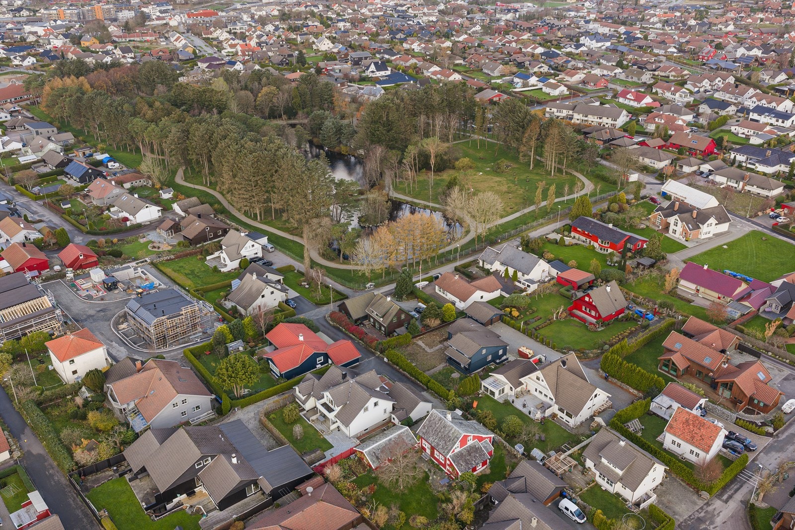 Beliggende i etablert boligområde nær Fugleparken. Galleribilde
