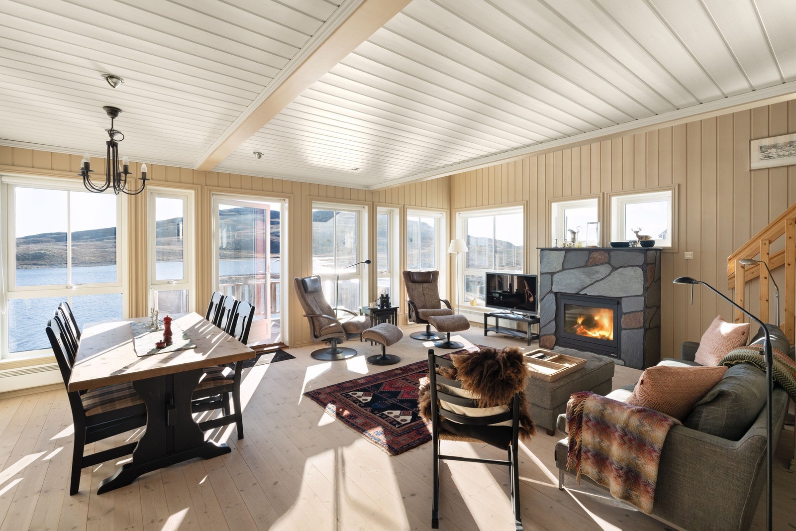 Store vindusflater gir godt lysinnslipp og uforstyrret utsikt utover Bergsjøen og det praktfulle fjellandskapet. Galleribilde