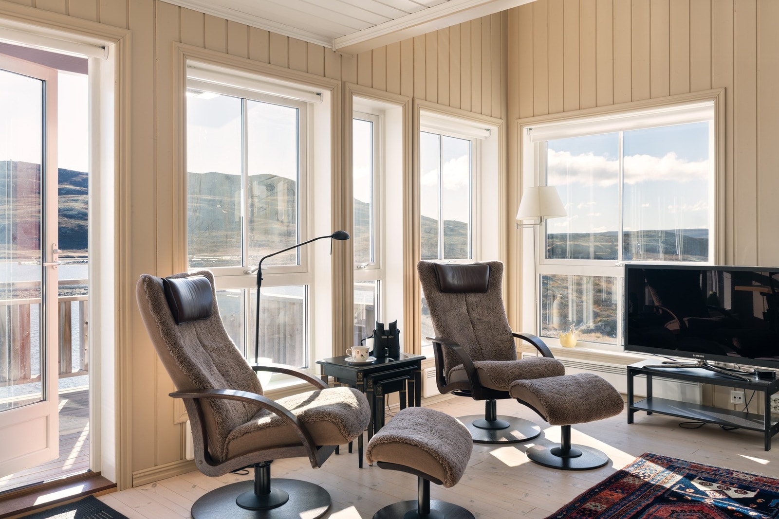 Stuen har plass til flere sitte grupper. Galleribilde