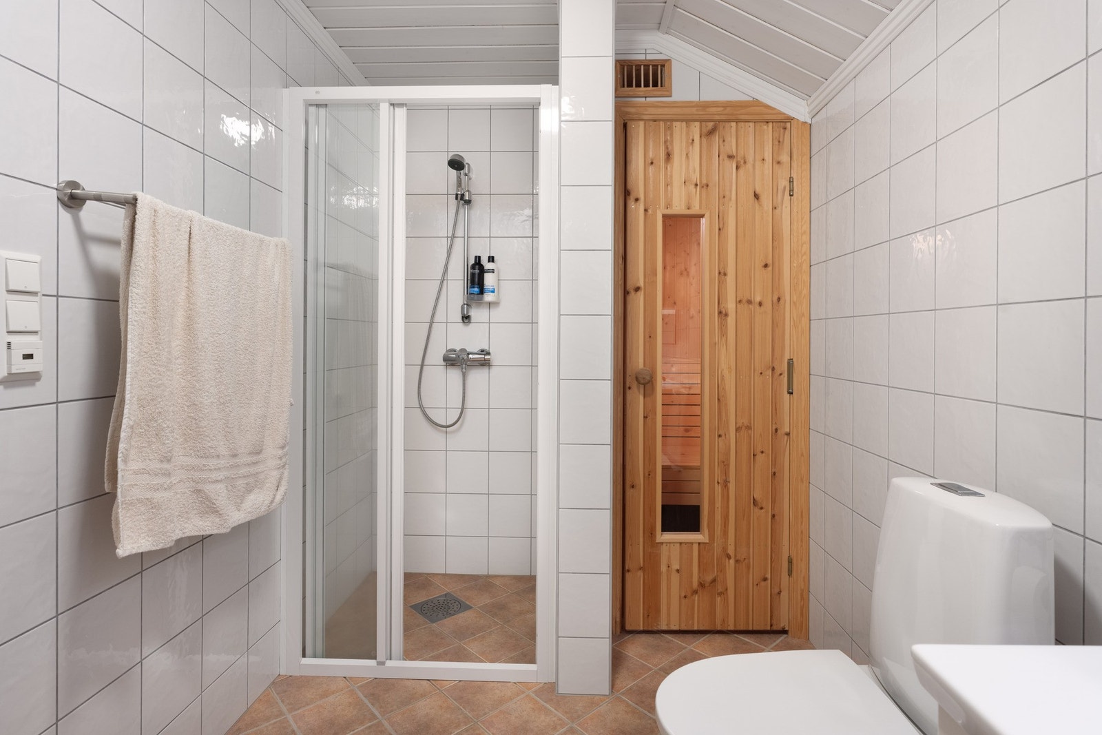 Bad 3. etasje har dusjnisje og inngang til badstue. Galleribilde