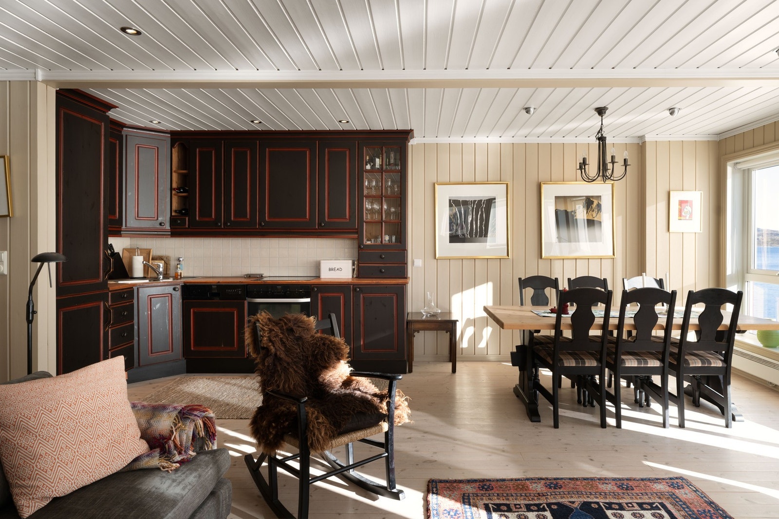 Spisestuen har plass til både gjester og familie. Galleribilde