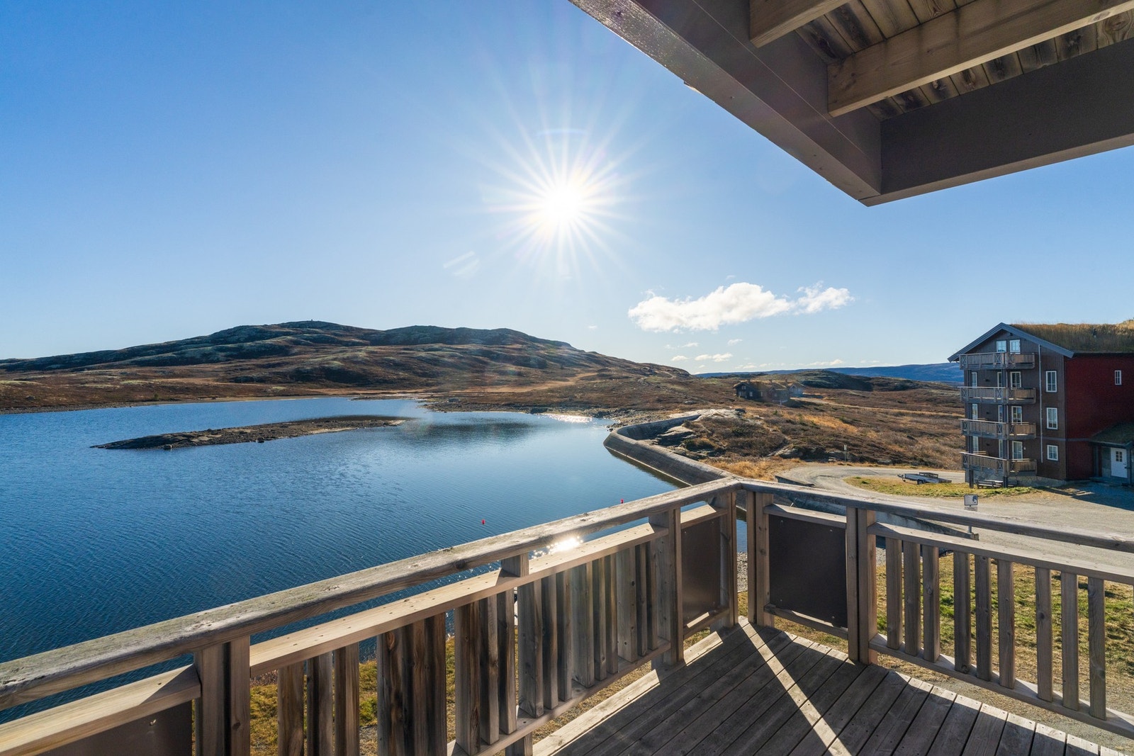 Balkongen i 2.etasjen har en nydelig utsikt og er delvis overbygget. Galleribilde