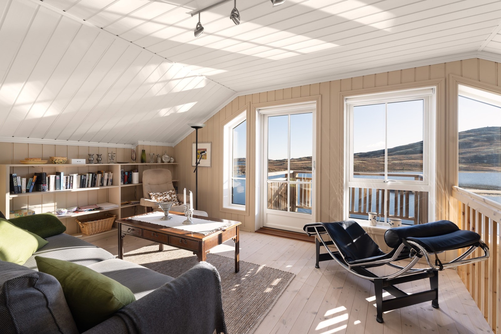 Trivelig og lys loftstue med utgang til balkong på 6 kvm. Galleribilde