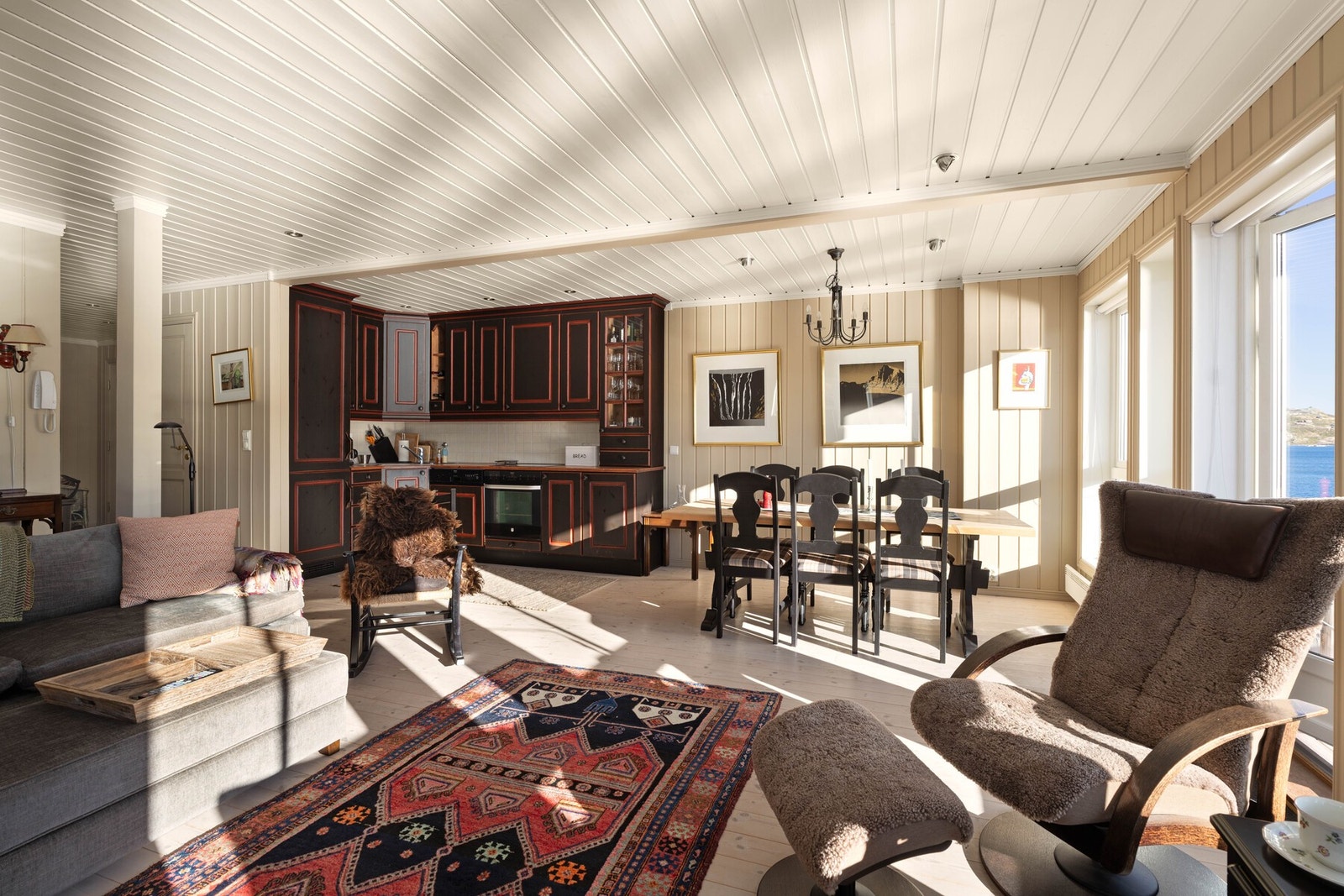 Den åpne løsningen mellom kjøkken, spisestue og stue skaper en sosial og god atmosfære. Galleribilde