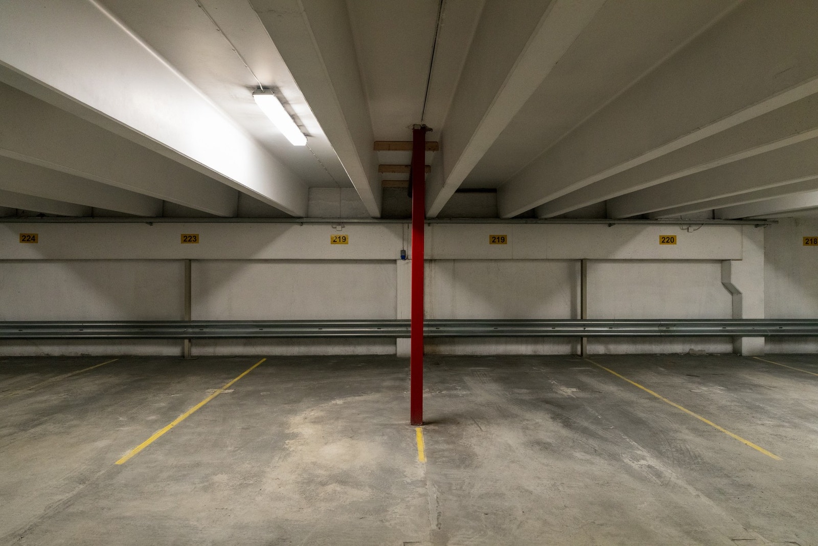 2 Garasjeplasser med elbillader, merket med nummer 219. Galleribilde