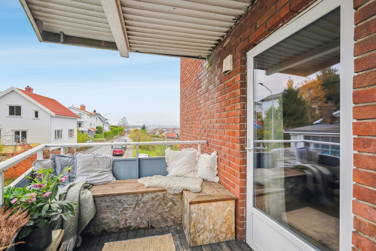 Fra stua er det utgang til balkong på 5 kvm med fine solforhold fra ettermiddag til kveld. Galleribilde