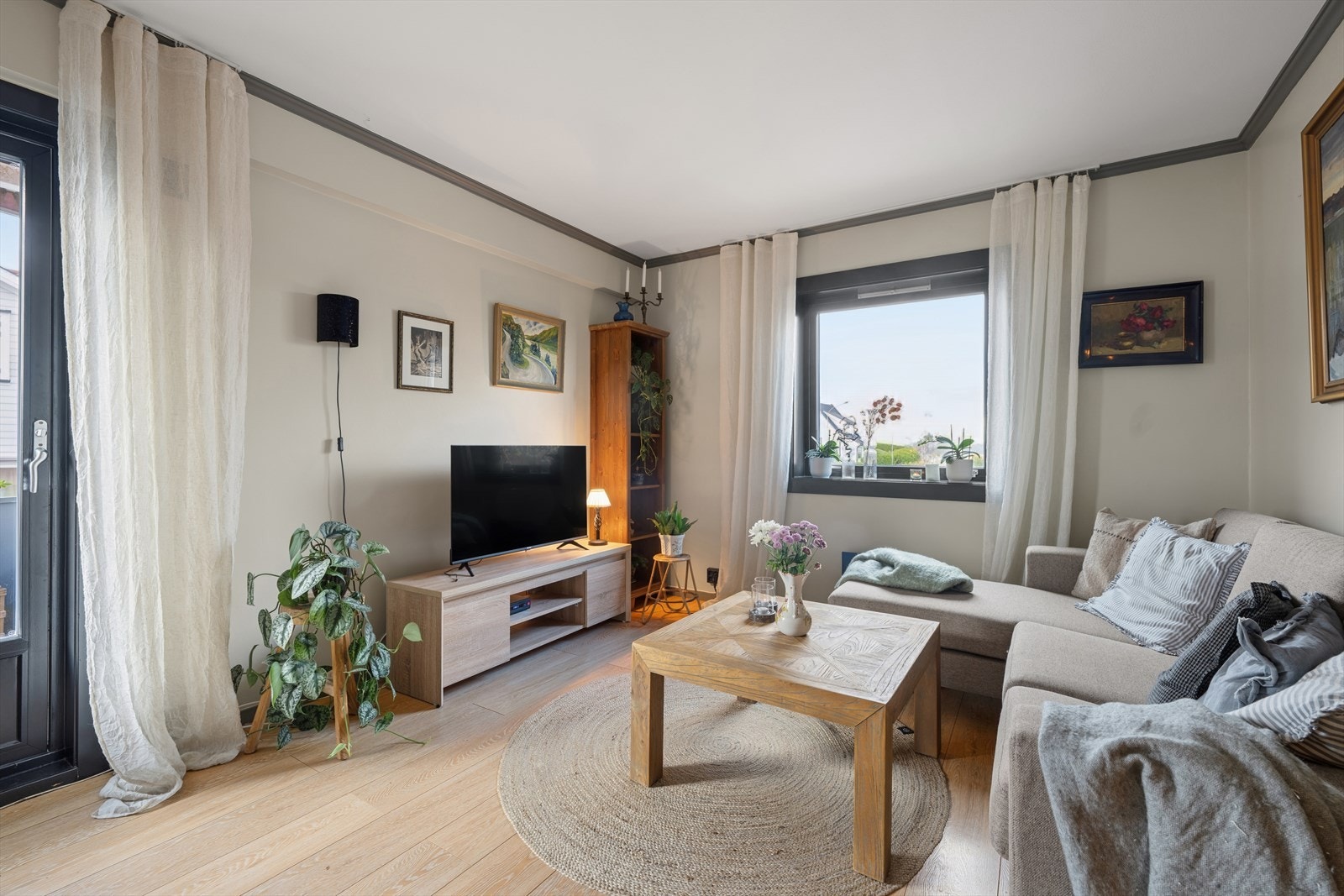 Fra stua er det utgang til balkong. Galleribilde