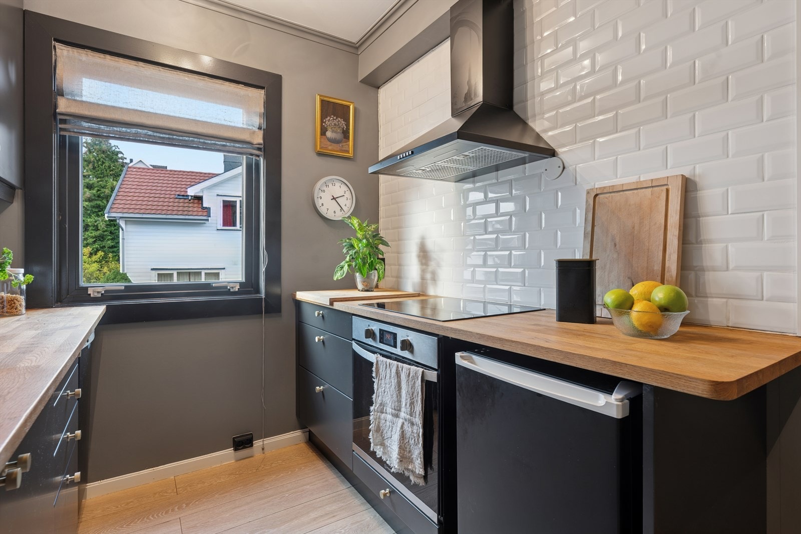 Vindu på kjøkkenet sørger for fine lysforhold. Galleribilde