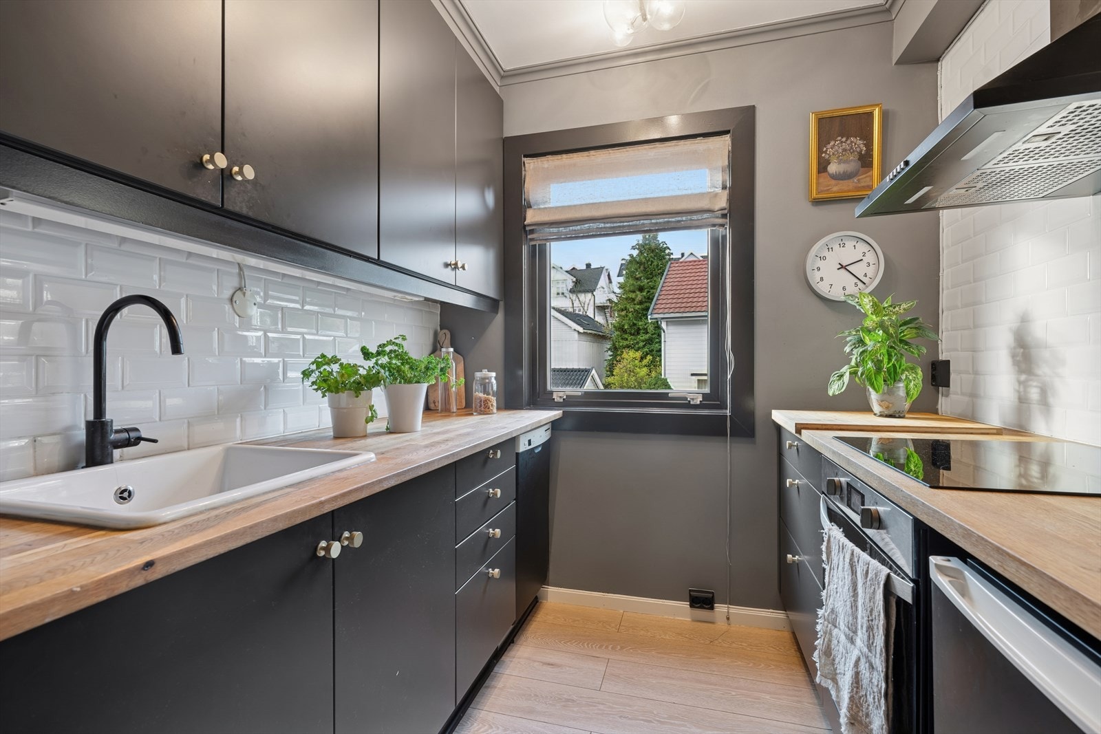 Her er det også kjøleskap under benk og oppvaskmaskin som medfølger. Galleribilde